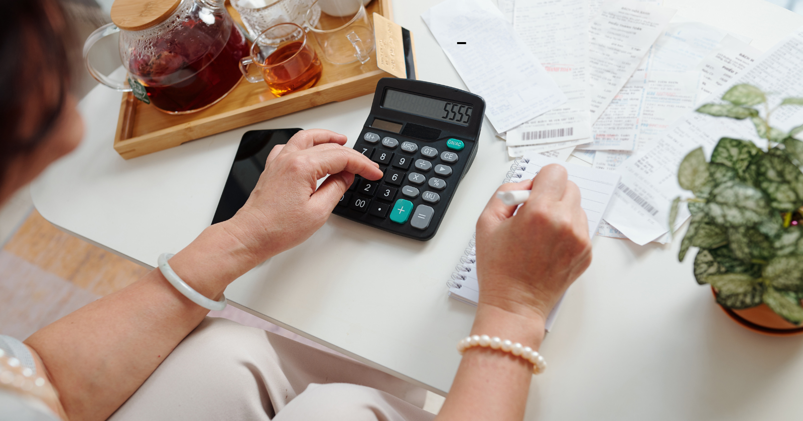 9 Effective Ways to Reduce Your Monthly Expenses